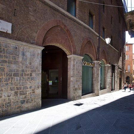 Il Tolomei - Central In The Middle Of Main Street Siena Rum bild