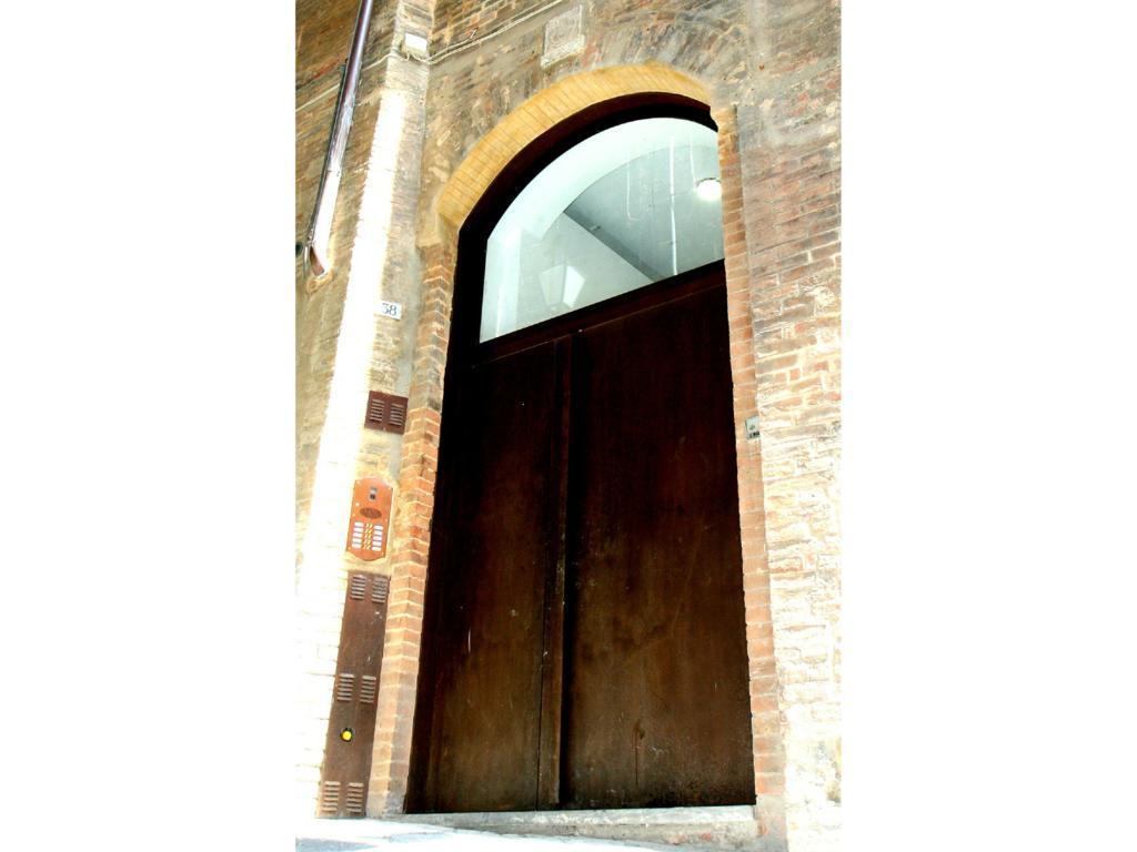 Il Tolomei - Central In The Middle Of Main Street Siena Rum bild