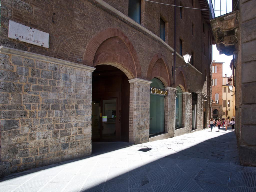 Il Tolomei - Central In The Middle Of Main Street Siena Rum bild